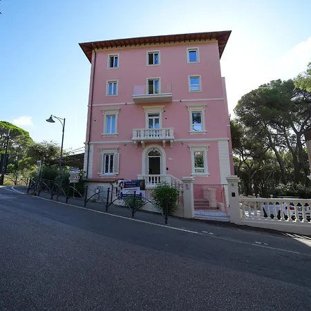 Castiglioncello Suite Ξενοδοχείο με διαμερίσματα 4*